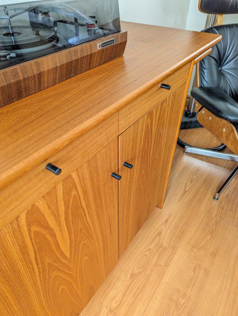 Danish Modern Teak Bar Buffet / Record Player Stand / TV Media Cabinet Credenza