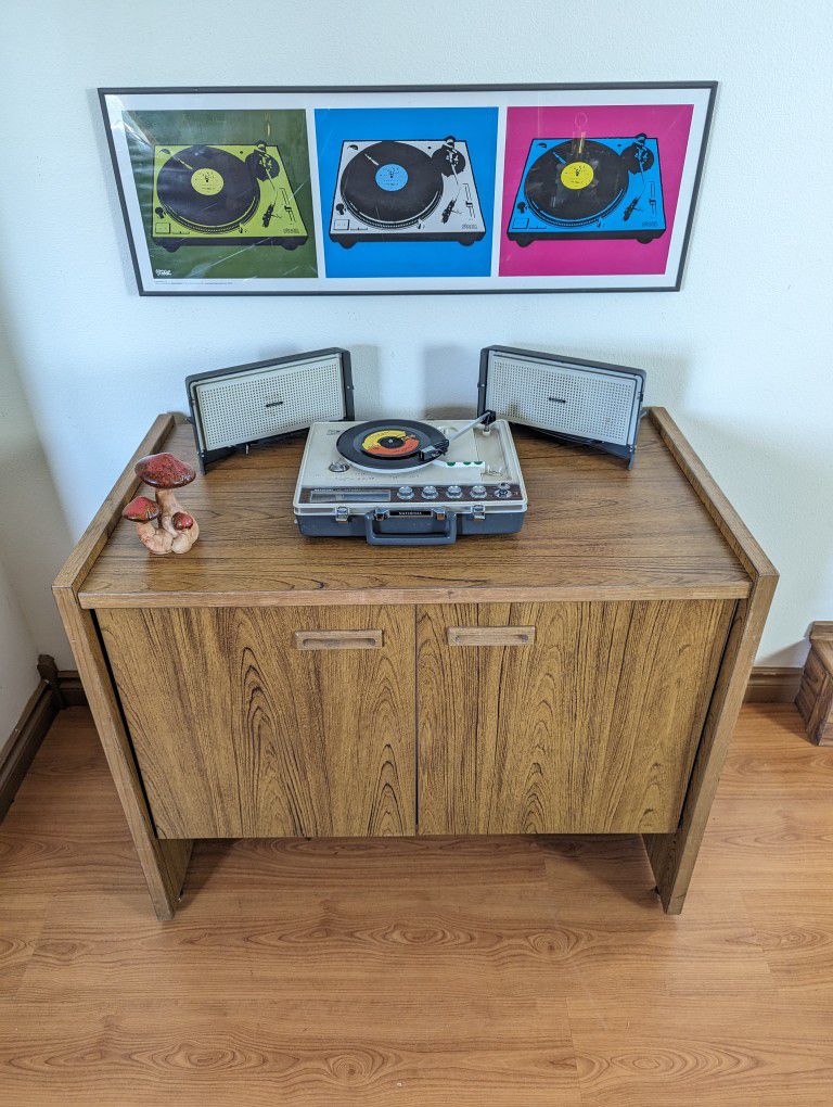 Mid Century Modern Faux Wood Laminate Record Player Credenza / MCM Bar / Media Stand