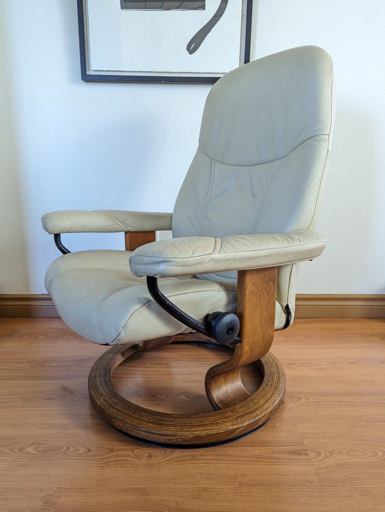 Ekornes Stressless Small Leather Lounge Chair Recliner & Ottoman