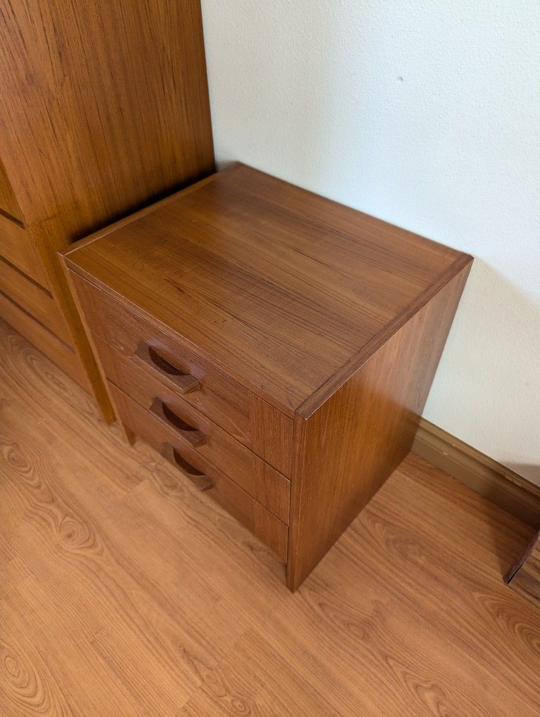 Danish Modern 6 Drawer Teak Lingerie Dresser Chest & 3 Drawer Nightstand Set