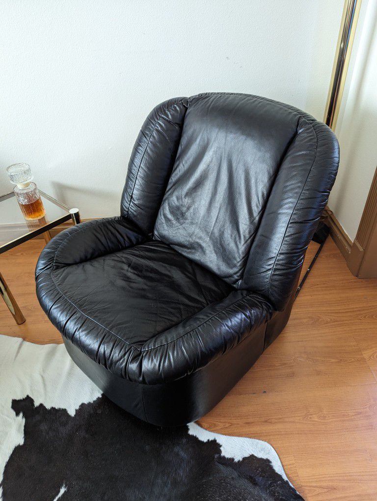 Pair of Postmodern Black Leather Clam Shell Rocking / Swiveling Chairs