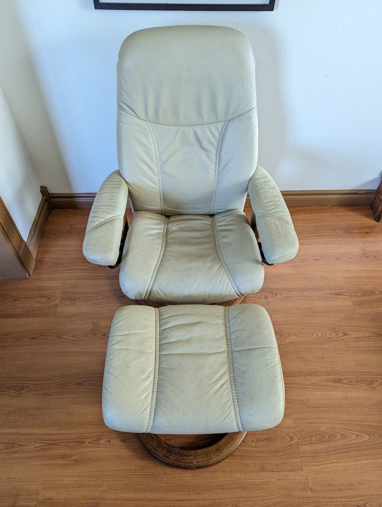 Ekornes Stressless Small Leather Lounge Chair Recliner & Ottoman