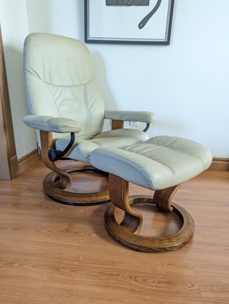 Ekornes Stressless Small Leather Lounge Chair Recliner & Ottoman