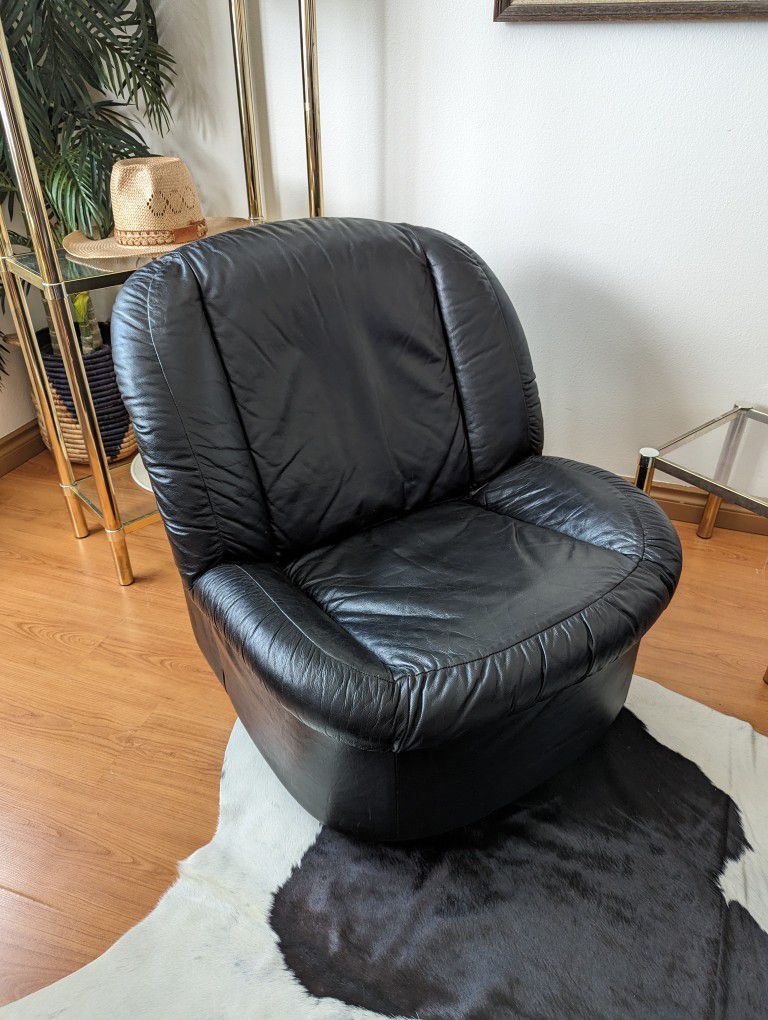 Pair of Postmodern Black Leather Clam Shell Rocking / Swiveling Chairs