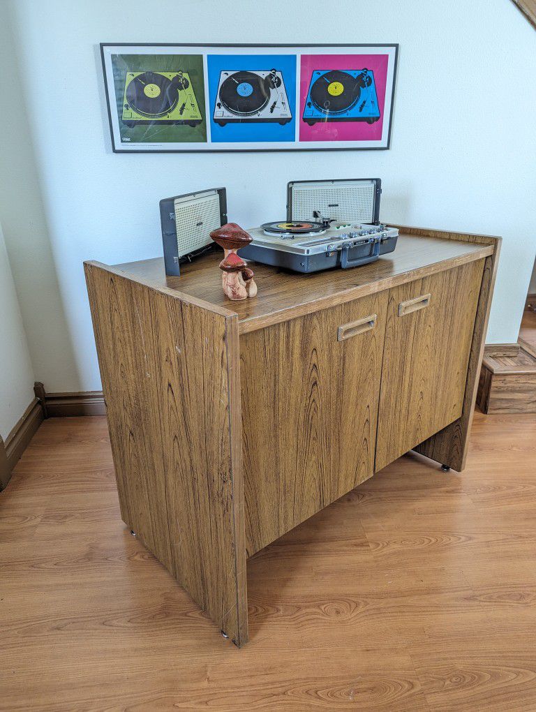 Mid Century Modern Faux Wood Laminate Record Player Credenza / MCM Bar / Media Stand