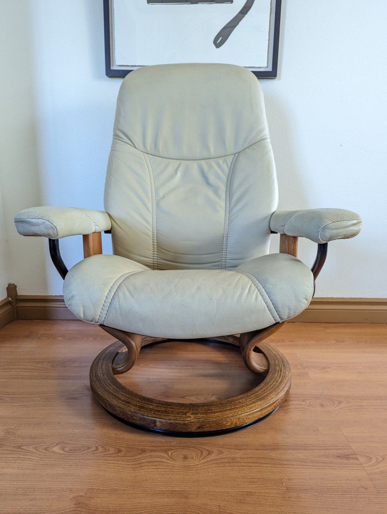 Ekornes Stressless Small Leather Lounge Chair Recliner & Ottoman