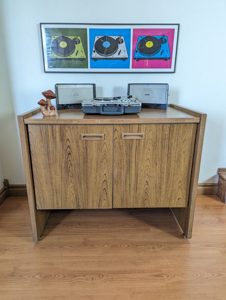 Mid Century Modern Faux Wood Laminate Record Player Credenza / MCM Bar / Media Stand