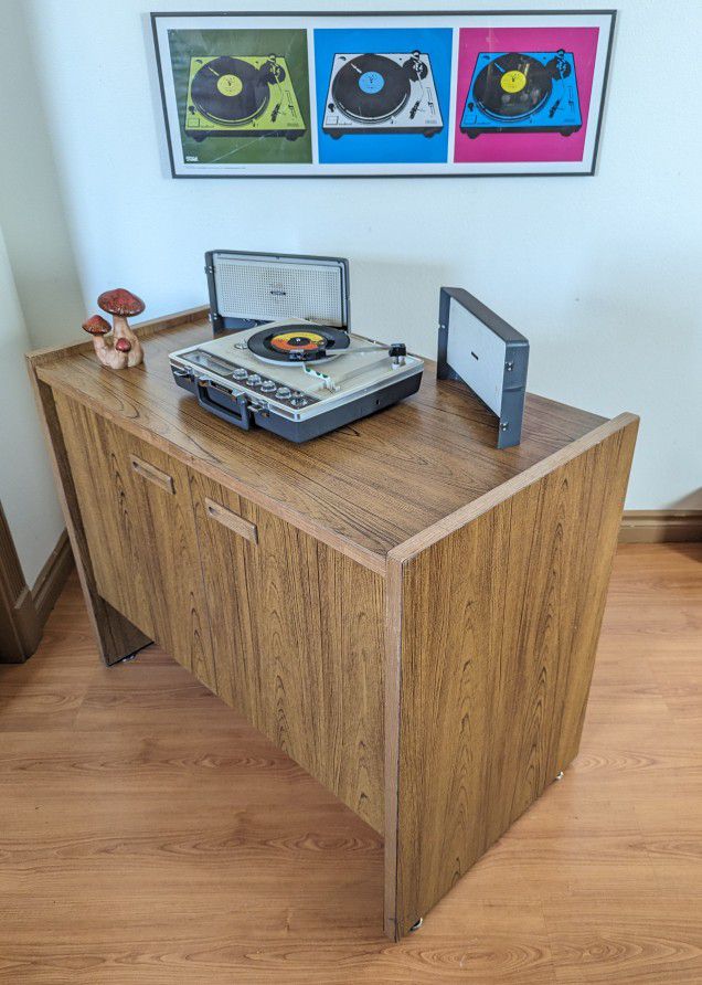 Mid Century Modern Faux Wood Laminate Record Player Credenza / MCM Bar / Media Stand