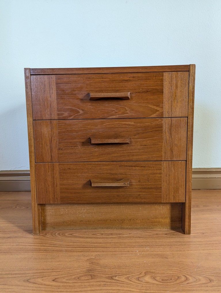 Danish Modern 6 Drawer Teak Lingerie Dresser Chest & 3 Drawer Nightstand Set