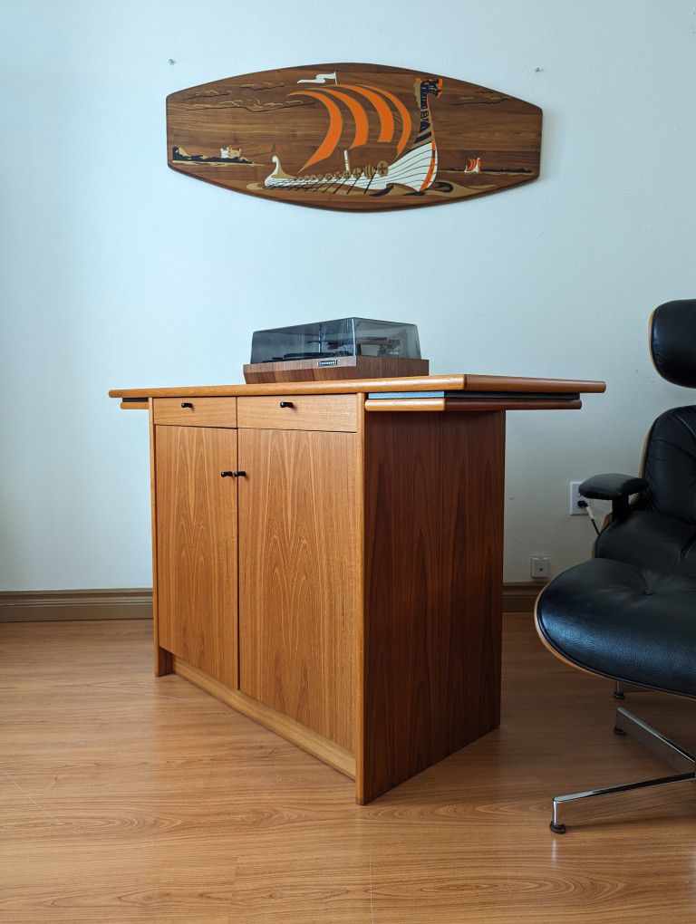 Danish Modern Teak Bar Buffet / Record Player Stand / TV Media Cabinet Credenza