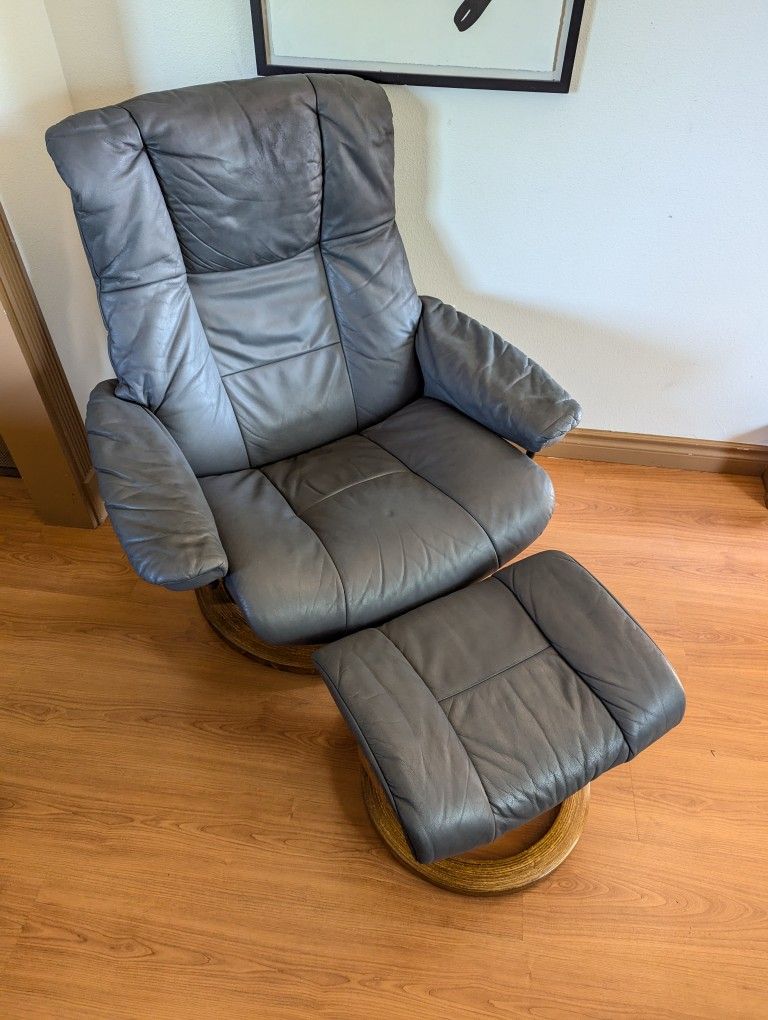 Large Ekornes Stressless Gray Leather Lounge Chair Recliner & Ottoman