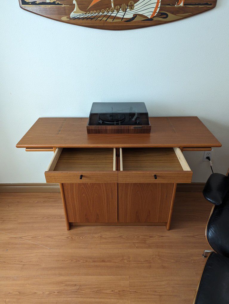 Danish Modern Teak Bar Buffet / Record Player Stand / TV Media Cabinet Credenza